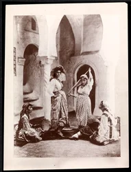 踊る少女と音楽家、北アフリカ、1900年頃（銀ゼラチンプリント）